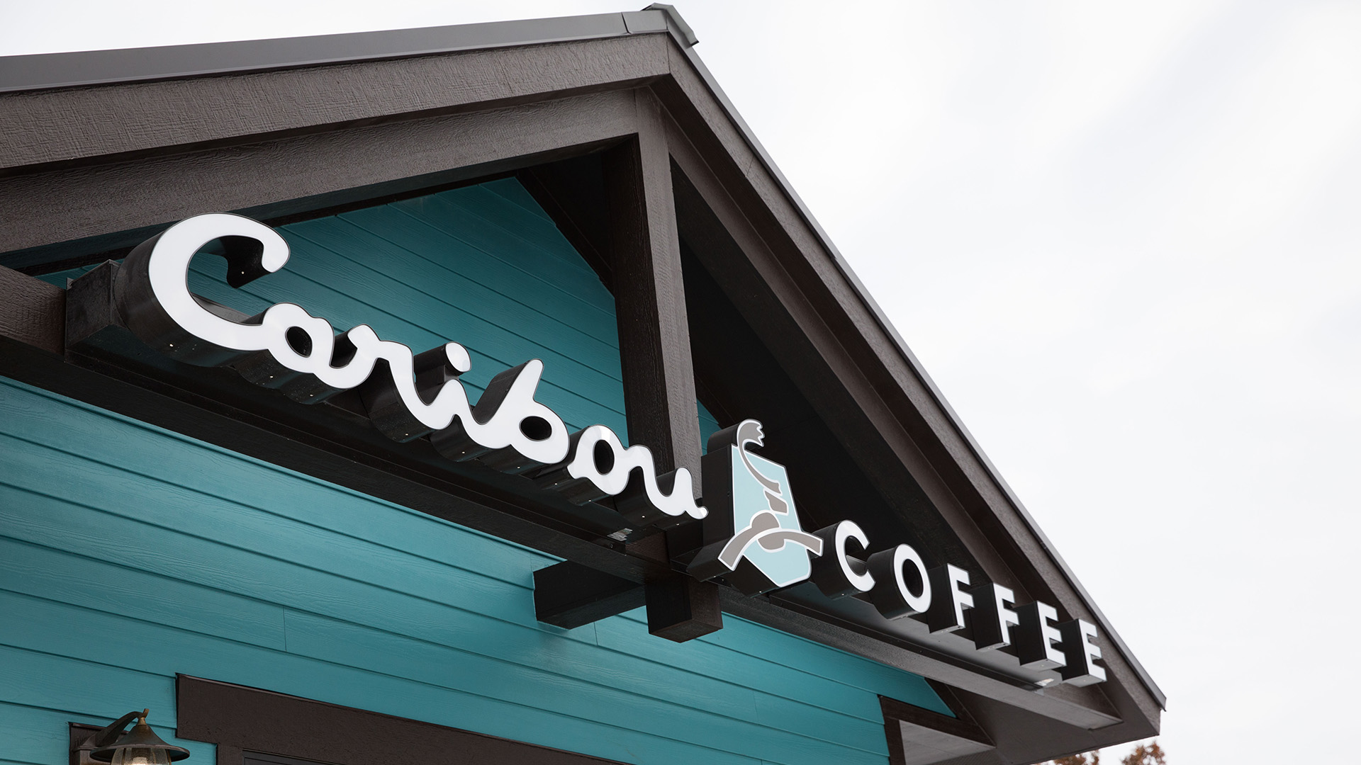 Discover how Caribou's introduction of refreshing cold drinks like Lemonade Refreshers is reshaping the QSR beverage landscape and driving menu innovation.